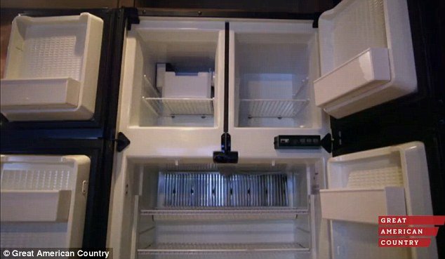 Αυτό είναι το τροχόσπιτο του 1 εκατ. δολ. των Μπραντζελίνα -Η χλιδή σε όλο της το μεγαλείο [εικόνες & βίντεο] | iefimerida.gr 3