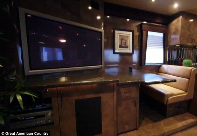 Αυτό είναι το τροχόσπιτο του 1 εκατ. δολ. των Μπραντζελίνα -Η χλιδή σε όλο της το μεγαλείο [εικόνες & βίντεο] | iefimerida.gr 4