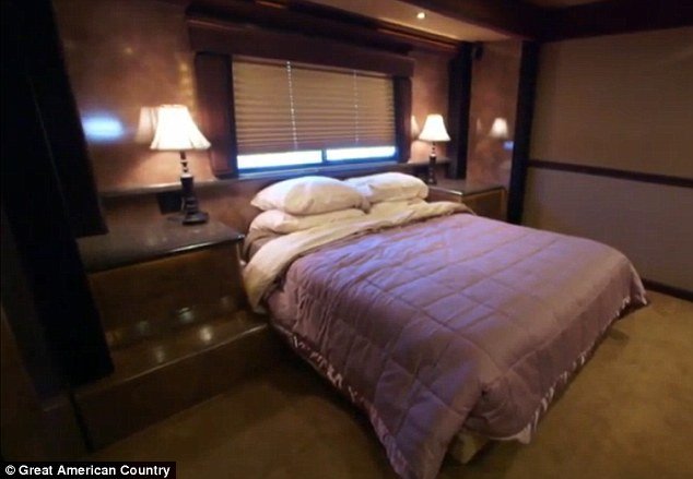 Αυτό είναι το τροχόσπιτο του 1 εκατ. δολ. των Μπραντζελίνα -Η χλιδή σε όλο της το μεγαλείο [εικόνες & βίντεο] | iefimerida.gr 5