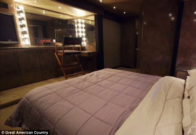 Αυτό είναι το τροχόσπιτο του 1 εκατ. δολ. των Μπραντζελίνα -Η χλιδή σε όλο της το μεγαλείο [εικόνες & βίντεο] | iefimerida.gr 6