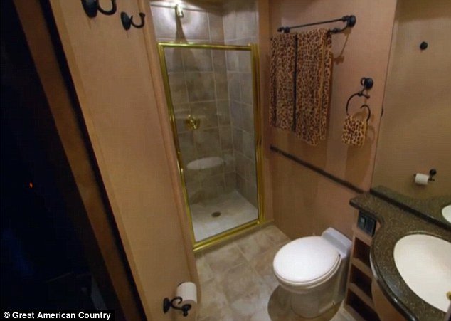 Αυτό είναι το τροχόσπιτο του 1 εκατ. δολ. των Μπραντζελίνα -Η χλιδή σε όλο της το μεγαλείο [εικόνες & βίντεο] | iefimerida.gr 7