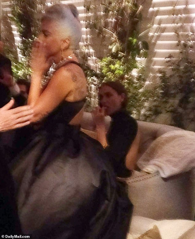 Οσκαρ 2019: Η Lady Gaga δεν ξεκολλούσε από τον Μπράντλεϊ Κούπερ στο after party -Οι αγκαλιές μπροστά στην Ιρίνα Σάικ [εικόνες] | iefimerida.gr 4