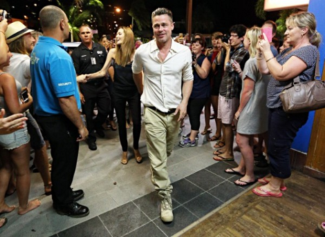 Ανησυχητικά αδυνατισμένη η Αντζελίνα Τζολί, αλλά ο Μπραντ Πιτ της κρατάει πάντα το χέρι [εικόνες] | iefimerida.gr 1