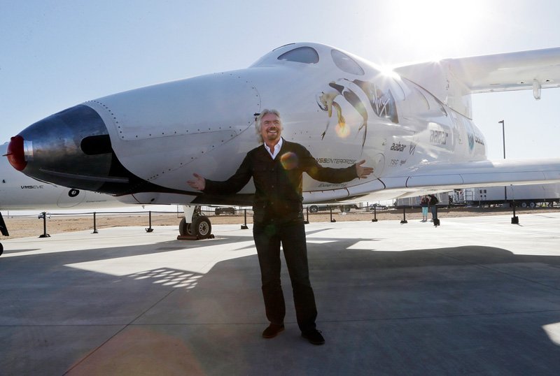 Ο Ρίτσαρντ Μπράνσον μπροστά στο SpaceShipTwo που προορίζεται για τουριστικά ταξίδια στο Διάστημα. Φωτογραφία: AP Photo/Reed Saxon, File