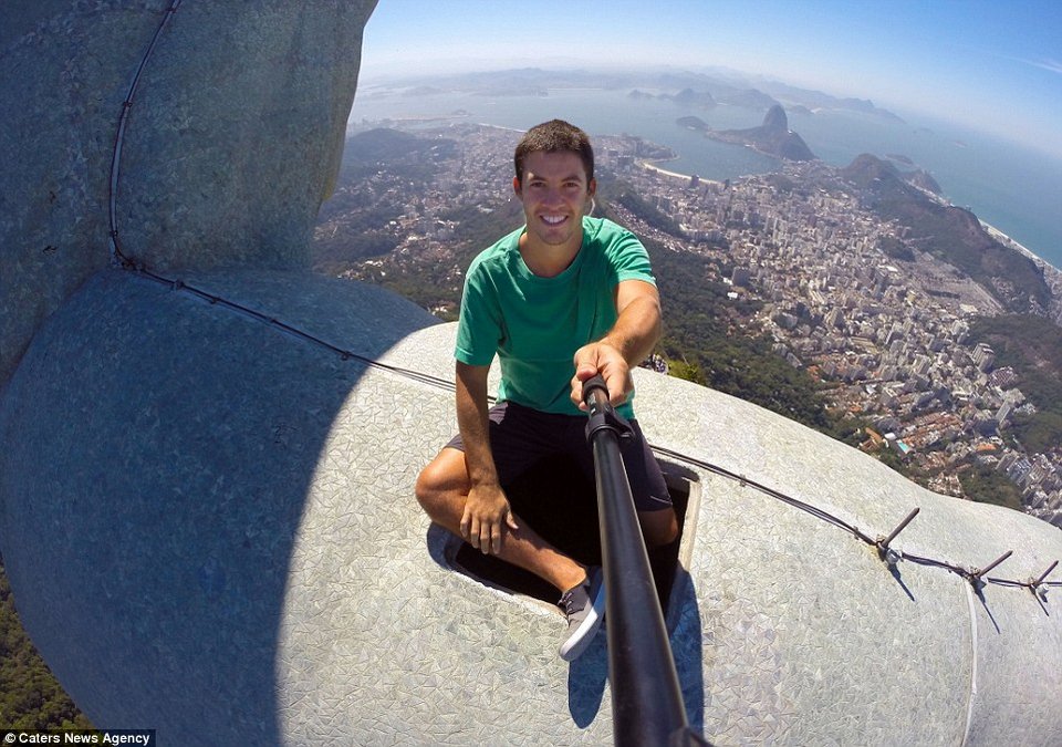 Αυτή είναι η πιο επικίνδυνη selfie όλων των εποχών -Ισορροπώντας στο κενό [εικόνες] | iefimerida.gr 3