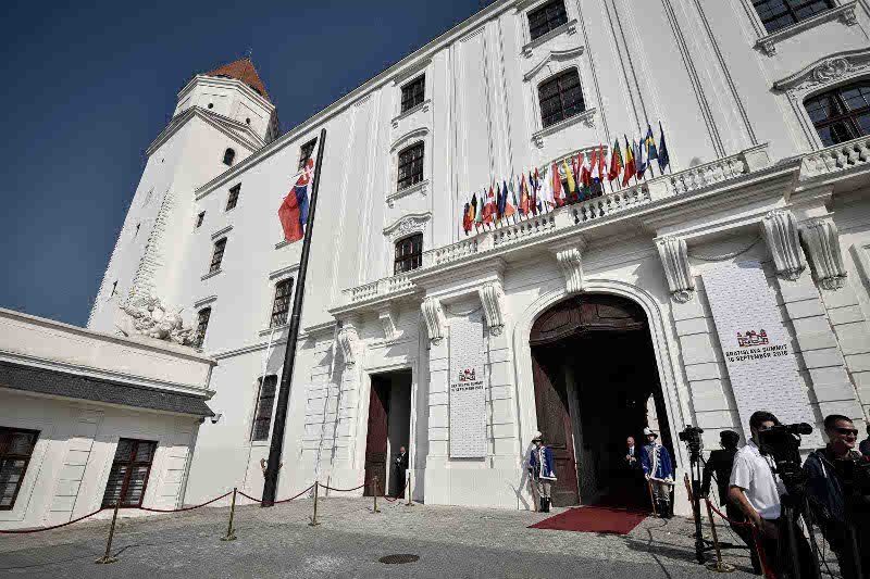 Οι ηγέτες της ΕΕ συνεδρίασαν σε ένα κάστρο βγαλμένο από άλλη εποχή -Αναγεννησιακό, με χρυσά ντεκόρ [εικόνες] | iefimerida.gr 11