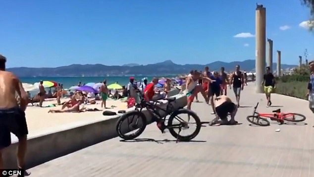 Αγριος καβγάς Γερμανών τουριστών σε παραλία της Μαγιόρκα -Ανοιξαν κεφάλια [βίντεο] | iefimerida.gr 2