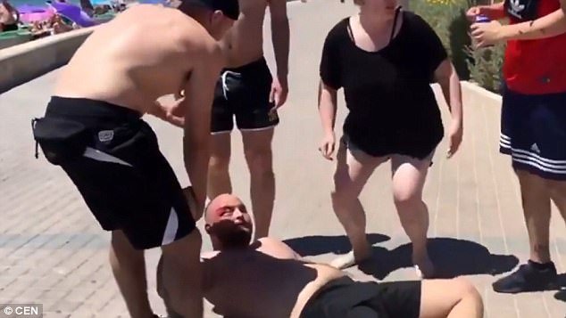 Αγριος καβγάς Γερμανών τουριστών σε παραλία της Μαγιόρκα -Ανοιξαν κεφάλια [βίντεο] | iefimerida.gr 1