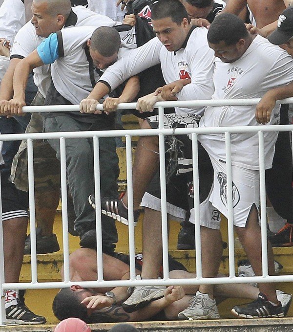 Εικόνες μεσαίωνα σε γήπεδο της Βραζιλίας -Οπαδοί πατούν το κεφάλι αντιπάλου -Ενας νεκρός [βίντεο] | iefimerida.gr 3