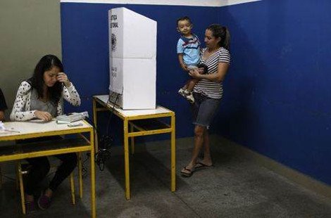 Μονομαχία Ρούσεφ - Νέβες σε β' γύρο εκλογών έδειξαν οι κάλπες στη Βραζιλία -Τρίτη η Σίλβα, αν και ήταν φαβορί [βίντεο & εικόνες] | iefimerida.gr 4