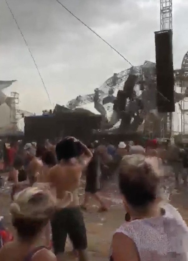 Σκηνή καταρρέει κατά τη διάρκεια συναυλίας λόγω ισχυρών ανέμων -Ενας νεκρός, 3 τραυματίες [βίντεο] | iefimerida.gr 0