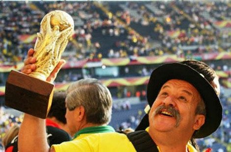 Ο «γεράκος με το κύπελλο»: Ο θλιμμένος οπαδός που έγινε το πρόσωπο του βραζιλιάνικου δράματος [εικόνες&βίντεο] | iefimerida.gr 2