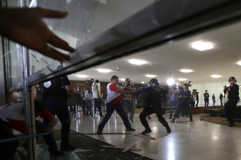 Βραζιλία: Μέλη της αστυνομίας έκαναν έφοδο στο Κογκρέσο και συγκρούστηκαν με τις δυνάμεις ασφαλείας [εικόνες] | iefimerida.gr 0