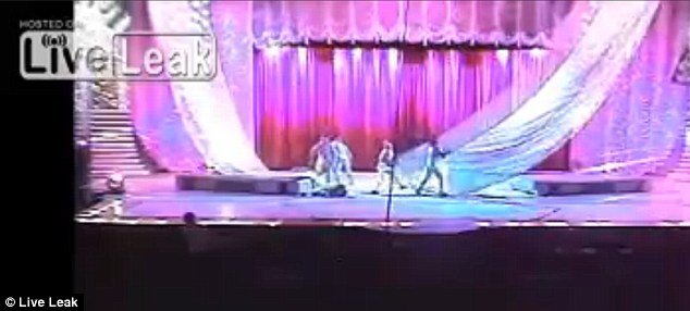 Μια σοκαριστική στιγμή: Ακροβάτης τραυματίζεται θανάσιμα μπροστά σε εκατοντάδες θεατές [εικόνες&βίντεο] | iefimerida.gr 0