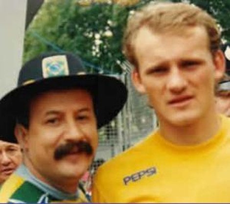 Ο «γεράκος με το κύπελλο»: Ο θλιμμένος οπαδός που έγινε το πρόσωπο του βραζιλιάνικου δράματος [εικόνες&βίντεο] | iefimerida.gr 3