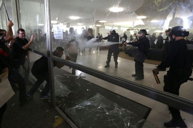 Βραζιλία: Μέλη της αστυνομίας έκαναν έφοδο στο Κογκρέσο και συγκρούστηκαν με τις δυνάμεις ασφαλείας [εικόνες] | iefimerida.gr 2