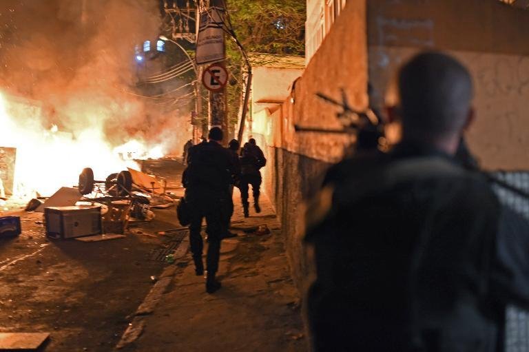 Αίμα και βία στην Κόπα Καμπάνα -Ενας νεκρός σε διαδηλώσεις μετά το θάνατο χορευτή στα χέρια της αστυνομίας [εικόνες] | iefimerida.gr 3