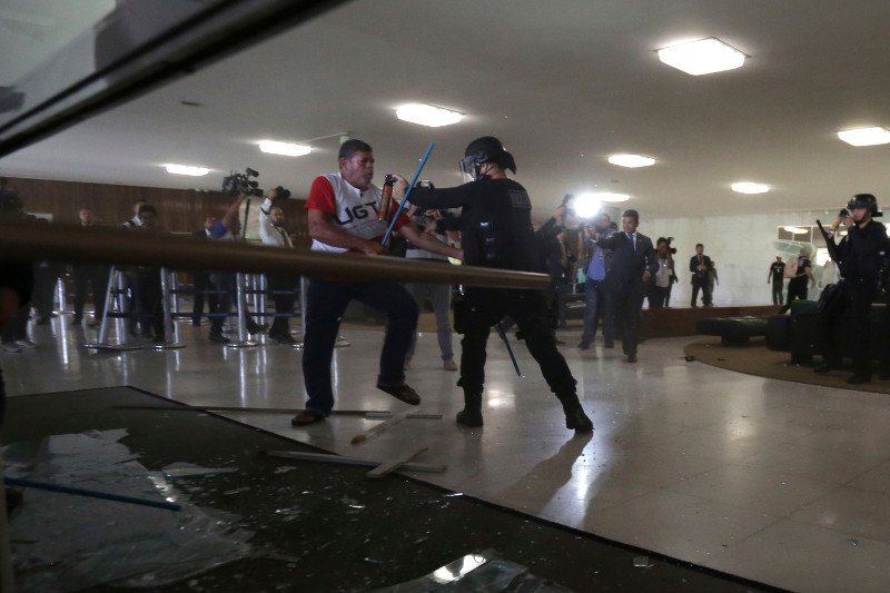 Βραζιλία: Μέλη της αστυνομίας έκαναν έφοδο στο Κογκρέσο και συγκρούστηκαν με τις δυνάμεις ασφαλείας [εικόνες] | iefimerida.gr 3