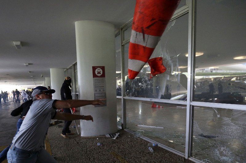 Βραζιλία: Μέλη της αστυνομίας έκαναν έφοδο στο Κογκρέσο και συγκρούστηκαν με τις δυνάμεις ασφαλείας [εικόνες] | iefimerida.gr 4