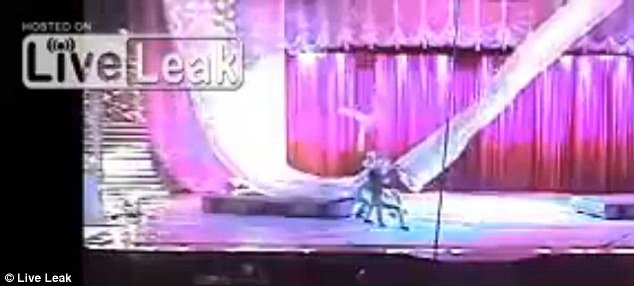 Μια σοκαριστική στιγμή: Ακροβάτης τραυματίζεται θανάσιμα μπροστά σε εκατοντάδες θεατές [εικόνες&βίντεο] | iefimerida.gr 1