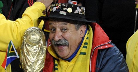 Ο «γεράκος με το κύπελλο»: Ο θλιμμένος οπαδός που έγινε το πρόσωπο του βραζιλιάνικου δράματος [εικόνες&βίντεο] | iefimerida.gr 0