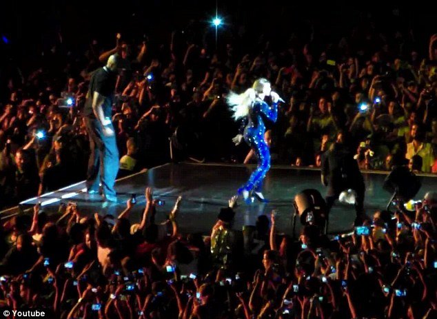 Θερμόαιμος θαυμαστής της Μπιγιονσέ τραβάει τη ντίβα από τη πίστα και εκείνη σωριάζεται [βίντεο + εικόνες] | iefimerida.gr 1