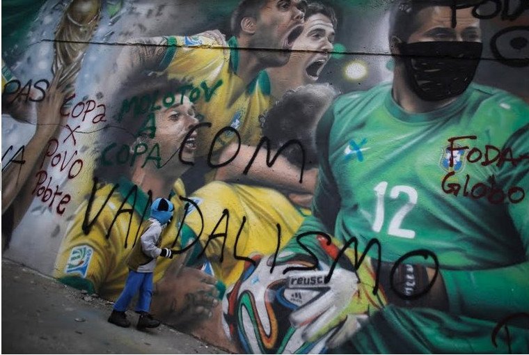 Ο τοίχος είχε τη δική του ιστορία -Τα γκράφιτι της οργής και του θυμού κατά του Μουντιάλ στη Βραζιλία [εικόνες] | iefimerida.gr 5
