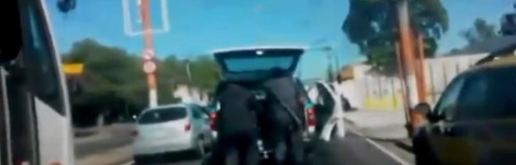 Ντοκουμέντο απίστευτης κτηνωδίας: Περιπολικό της αστυνομίας σέρνει για 300 μέτρα τραυματισμένη γυναίκα [εικόνες&βίντεο] | iefimerida.gr 1