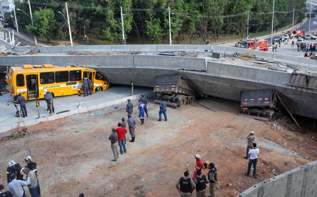 Βίντεο σοκ: Η στιγμή της κατάρρευσης γέφυρας δίπλα σε γήπεδο του Μουντιάλ στη Βραζιλία [βίντεο&εικόνες] | iefimerida.gr 1