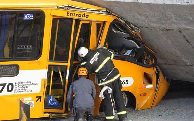 Βίντεο σοκ: Η στιγμή της κατάρρευσης γέφυρας δίπλα σε γήπεδο του Μουντιάλ στη Βραζιλία [βίντεο&εικόνες] | iefimerida.gr 0