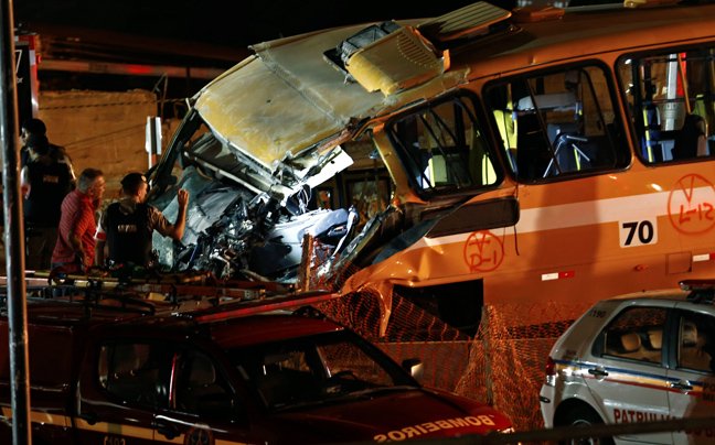 Βίντεο σοκ: Η στιγμή της κατάρρευσης γέφυρας δίπλα σε γήπεδο του Μουντιάλ στη Βραζιλία [βίντεο&εικόνες] | iefimerida.gr 2