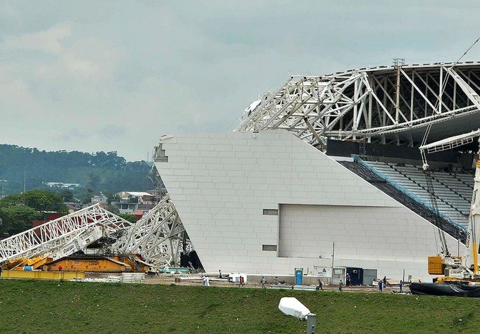 Τραγωδία με τρεις νεκρούς σε γήπεδο της Βραζιλίας που θα φιλοξενηθεί το Μουντιάλ [εικόνες+βίντεο] | iefimerida.gr 1