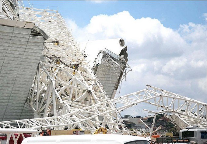 Καρέ-καρέ η στιγμή της τραγωδίας με τους τρεις νεκρούς στη γήπεδο της Βραζιλίας όπου θα φιλοξενηθεί το Μουντιάλ [εικόνες+βίντεο] | iefimerida.gr 1