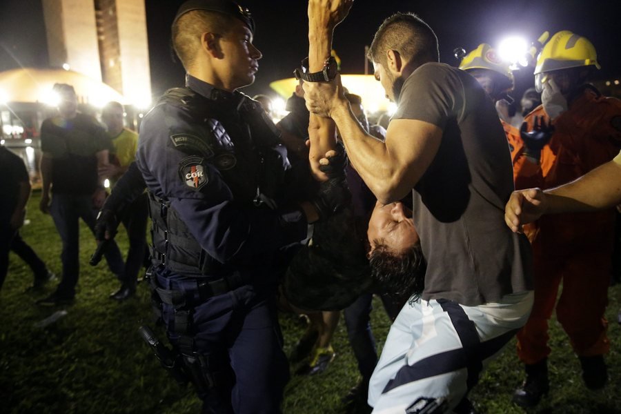 Βραζιλία: Λαϊκή οργή κατά της Προέδρου Ρουσέφ -Ζητούν την σύλληψη Λούλα [εικόνες] | iefimerida.gr 1