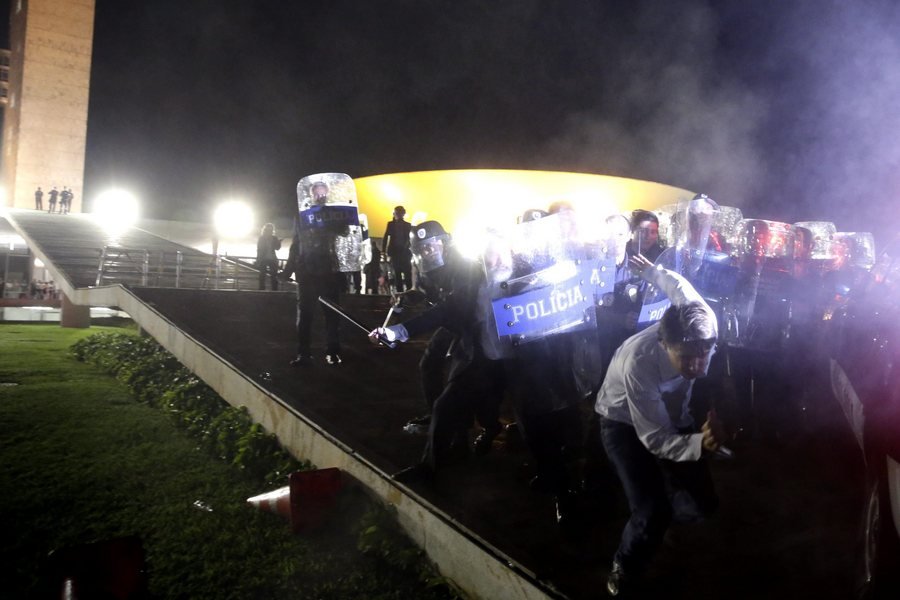 Βραζιλία: Λαϊκή οργή κατά της Προέδρου Ρουσέφ -Ζητούν την σύλληψη Λούλα [εικόνες] | iefimerida.gr 6