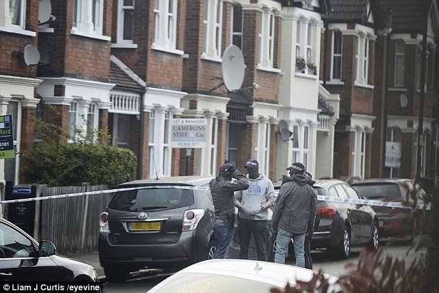 Αντιτρομοκρατική επιχείρηση στο Λονδίνο- 4 συλλήψεις, μία τραυματίας από πυροβολισμό [εικόνες & βίντεο] | iefimerida.gr 1