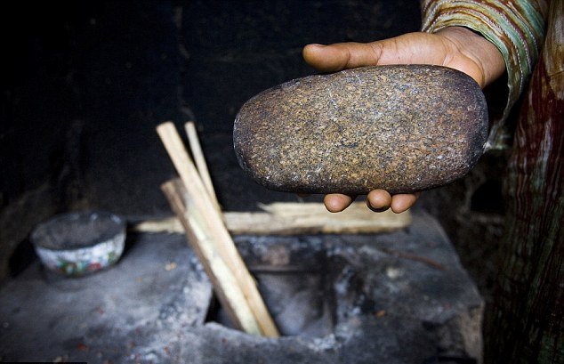 Βάρβαρο τελετουργικό: Σιδερώνουν το στήθος κοριτσιών, για να κρύψουν την εφηβεία [εικόνες] | iefimerida.gr 0