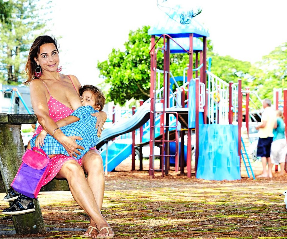 Συμβαίνει στην Αυστραλία: 52χρονη θηλάζει ακόμα και στο σχολείο την 6χρονη κόρη της [εικόνες] | iefimerida.gr 2