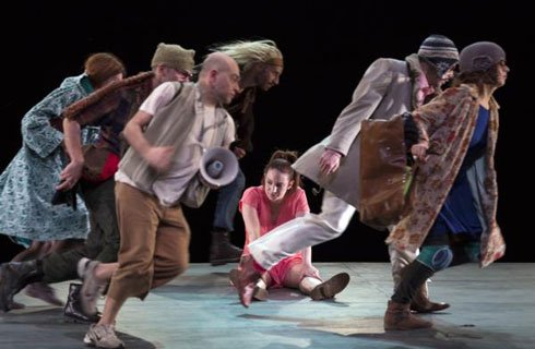 Το Μνημόνιο και η κρίση ξανάφεραν στη μόδα τον Μπέρτολ Μπρεχτ [εικόνες] | iefimerida.gr 2