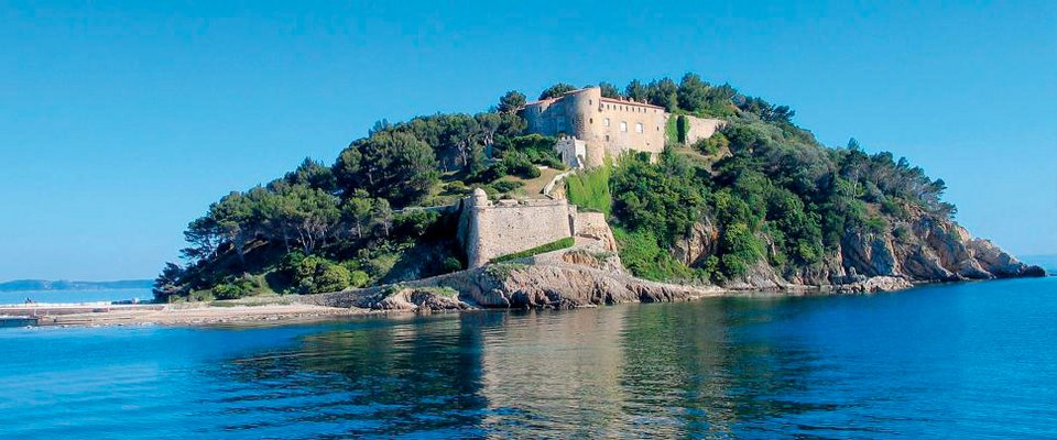 Μαυρισμένος Μακρόν -20 ημέρες διακοπές σε πύργο, με την Μπριζίτ [εικόνες] | iefimerida.gr 0