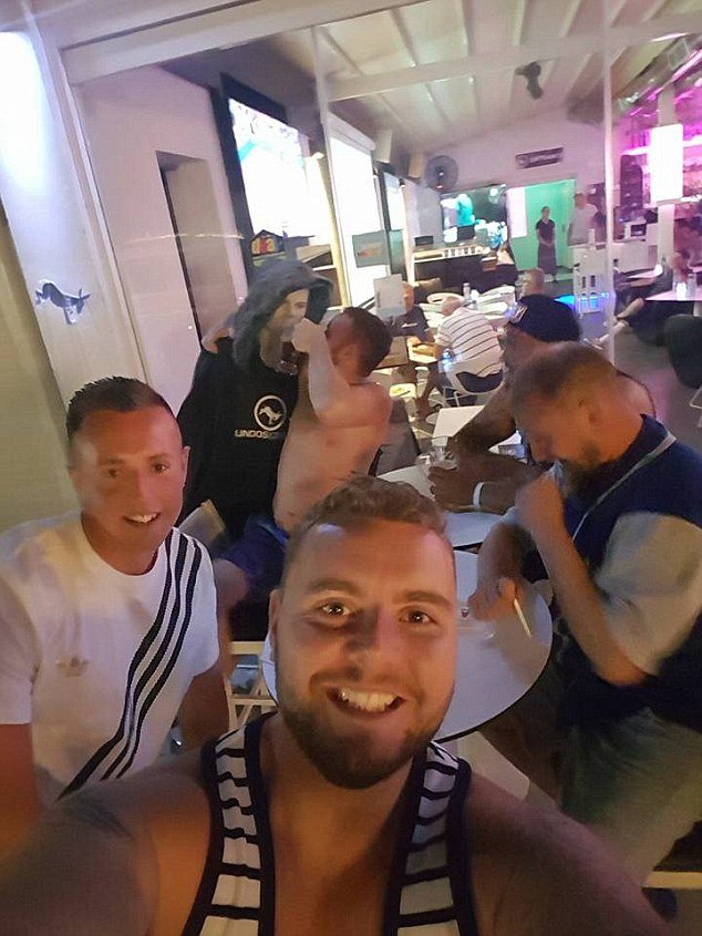 Νέες προκλητικές φωτογραφίες από το «άτακτο ζευγάρι» της Ρόδου -Γυμνός μπροστά σε ΑΤΜ ο γαμπρός [εικόνες] | iefimerida.gr 2