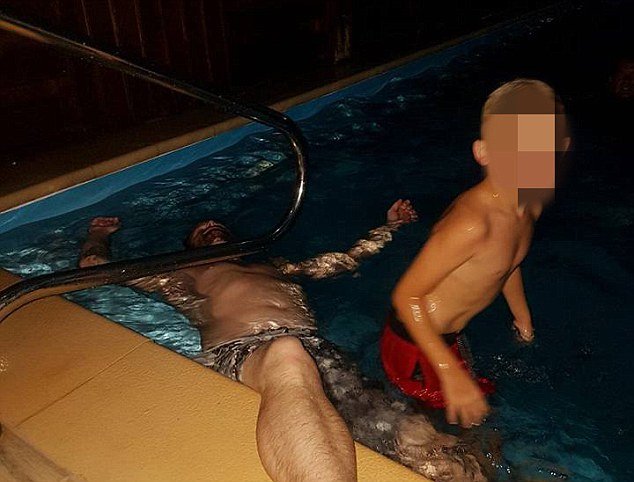 Νέες προκλητικές φωτογραφίες από το «άτακτο ζευγάρι» της Ρόδου -Γυμνός μπροστά σε ΑΤΜ ο γαμπρός [εικόνες] | iefimerida.gr 5