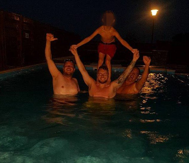 Νέες προκλητικές φωτογραφίες από το «άτακτο ζευγάρι» της Ρόδου -Γυμνός μπροστά σε ΑΤΜ ο γαμπρός [εικόνες] | iefimerida.gr 7