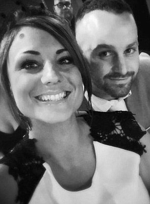 Νέες προκλητικές φωτογραφίες από το «άτακτο ζευγάρι» της Ρόδου -Γυμνός μπροστά σε ΑΤΜ ο γαμπρός [εικόνες] | iefimerida.gr 15