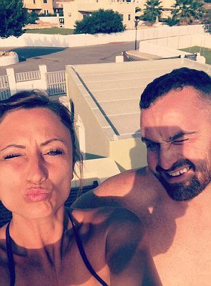 Νέες προκλητικές φωτογραφίες από το «άτακτο ζευγάρι» της Ρόδου -Γυμνός μπροστά σε ΑΤΜ ο γαμπρός [εικόνες] | iefimerida.gr 16