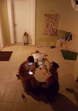 Νέες προκλητικές φωτογραφίες από το «άτακτο ζευγάρι» της Ρόδου -Γυμνός μπροστά σε ΑΤΜ ο γαμπρός [εικόνες] | iefimerida.gr 6