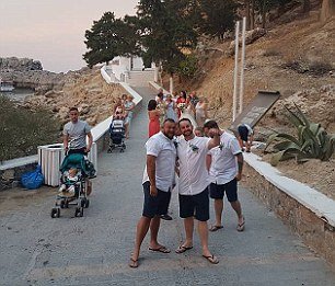 Νέες προκλητικές φωτογραφίες από το «άτακτο ζευγάρι» της Ρόδου -Γυμνός μπροστά σε ΑΤΜ ο γαμπρός [εικόνες] | iefimerida.gr 12