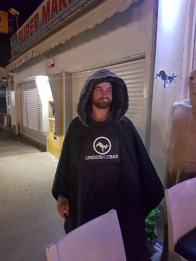 Νέες προκλητικές φωτογραφίες από το «άτακτο ζευγάρι» της Ρόδου -Γυμνός μπροστά σε ΑΤΜ ο γαμπρός [εικόνες] | iefimerida.gr 3