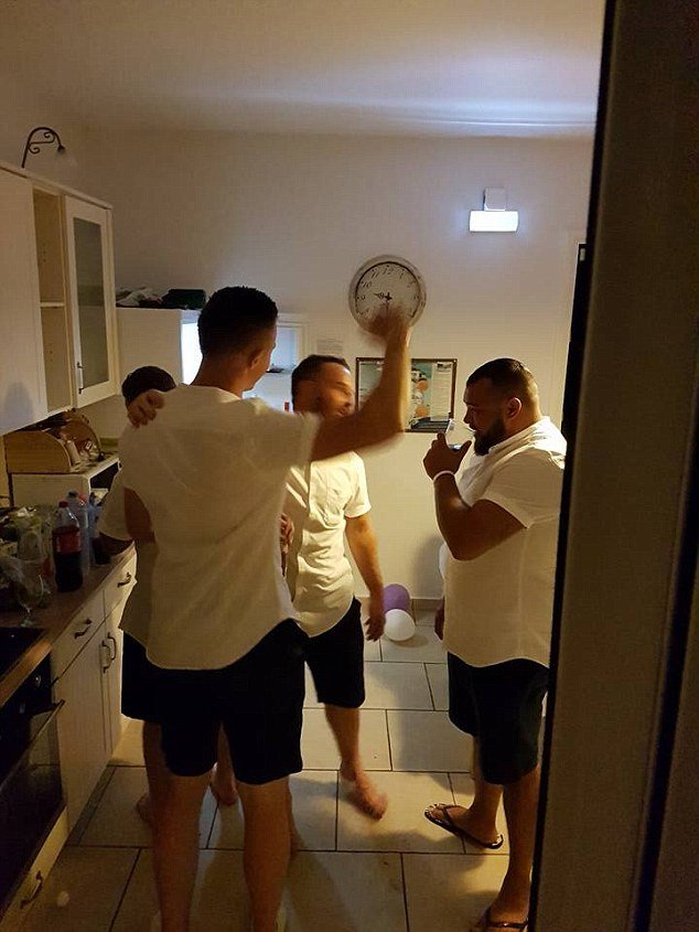 Νέες προκλητικές φωτογραφίες από το «άτακτο ζευγάρι» της Ρόδου -Γυμνός μπροστά σε ΑΤΜ ο γαμπρός [εικόνες] | iefimerida.gr 4