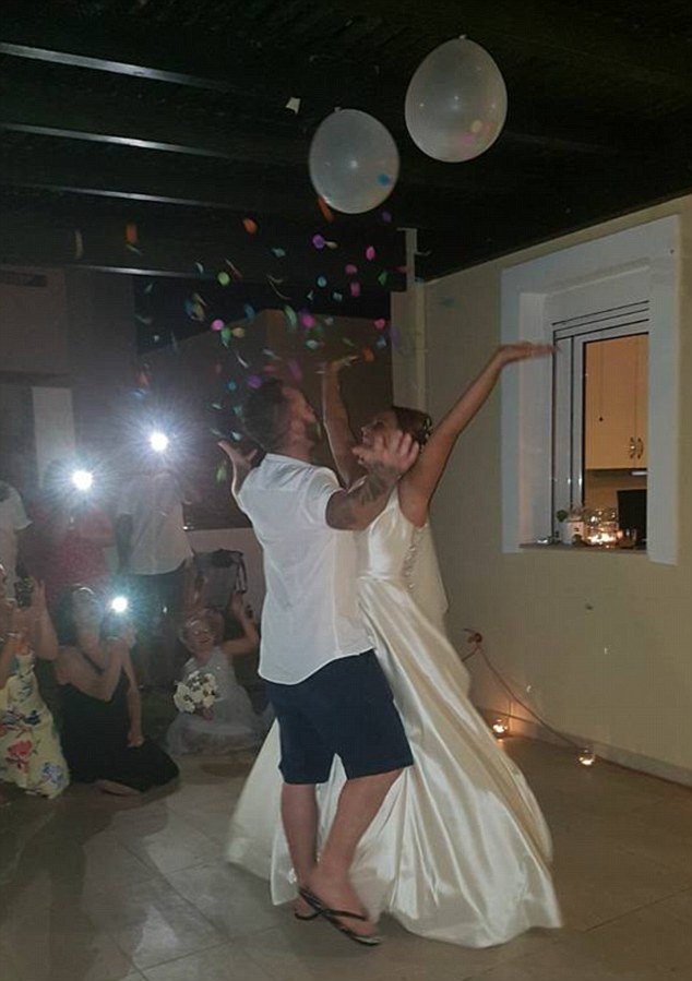 Νέες προκλητικές φωτογραφίες από το «άτακτο ζευγάρι» της Ρόδου -Γυμνός μπροστά σε ΑΤΜ ο γαμπρός [εικόνες] | iefimerida.gr 13